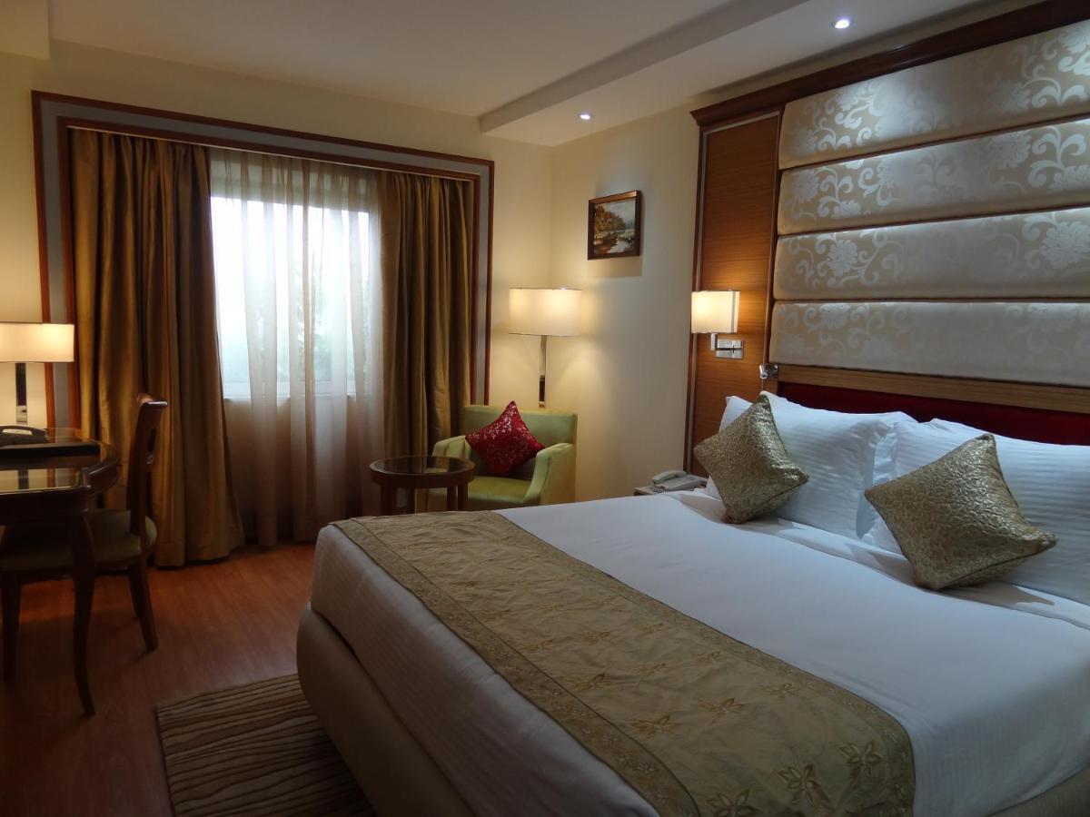 Hotel De Sovrani à Calcutta Extérieur photo